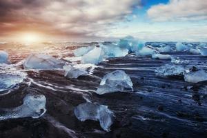 Jokulsarlon geleira lagoa por do sol fantástico na praia negra, foto