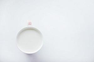 xícara de leite em um fundo branco foto