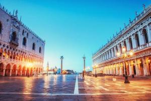 Praça de São Marcos e campanário foto