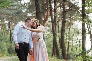 casal feliz em um mundo de beleza de floresta de pinheiros foto