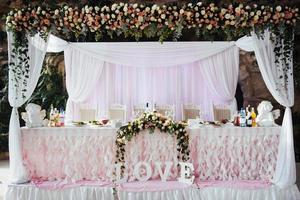 mesa decorada luxuosa no casamento do salão principal foto