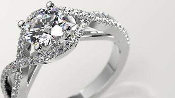 closeup tiro com diamante solitário criss cross anel de noivado foto