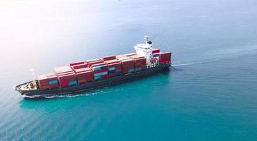 vista aérea superior logística de navios de carga de contêineres e transporte de negócios de exportação de importação de navios foto