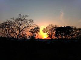 céu vermelho na manhã papel de parede ou plano de fundo download grátis foto