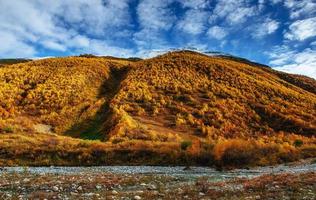 montanhas nevadas e rio de montanha barulhento. Geórgia, Svaneti foto