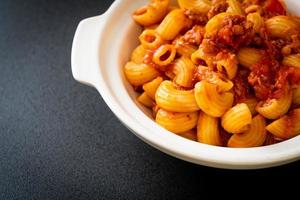 macarrão com molho de tomate e carne de porco picada foto