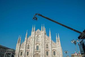 milão itália 2015 imagens de televisão na piazza duomo em milão foto