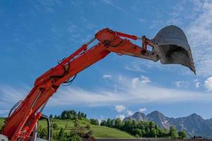 carga de cascalho com bulldozer no canteiro de obras foto