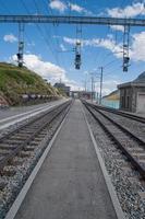 bernina suíçajulho de 2015 hospício estação ferroviária trem vermelho bernina foto