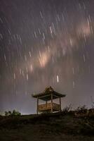 trilhas de estrelas sobe acima da madeira em casa foto