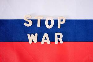 bandeira da rússia e parar a guerra. foto