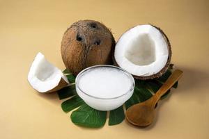 óleo de coco com nozes frescas. óleo alternativo saudável para cozinhar e cuidar da pele. foto