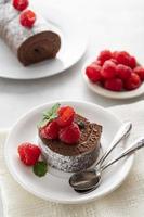 fatia de bolo de chocolate ou bolo de sobremesa suíço com framboesas. imagem vertical. foto