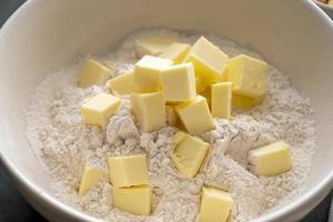 conceito de pastelaria de cozimento - mistura de manteiga e farinha de massa. cozinhar uma sobremesa, torta de maçã, biscoitos foto
