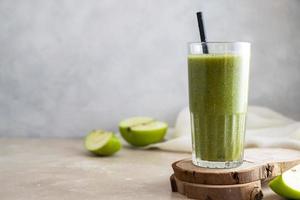 smoothie de banana maçã verde em vidro com canudo de papel. estilo de vida saudável, dieta e desintoxicação. foto