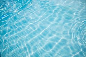 superfície de água ondulada da piscina. água rasgada azul na piscina banner de férias de verão, atividade recreativa de relaxamento ao ar livre foto