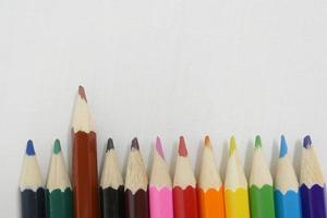 lápis multicoloridos contra fundo branco foto