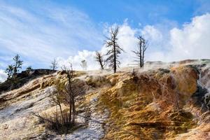 fontes termais gigantescas no parque nacional de yellowstone foto