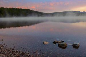 amanhecer no lago mcdonald perto de apgar foto