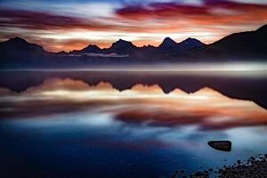 nascer do sol no lago mcdonald em montana foto