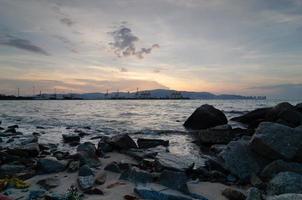 rocha de baixo ângulo no mar costeiro foto