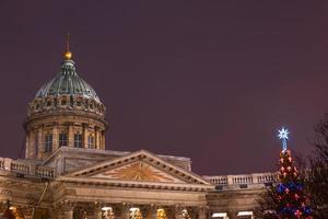 noite st. petersburgo, luzes da cidade no inverno foto