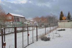 edifícios rurais cobertos de neve no inverno foto