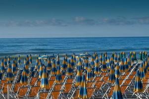 guarda-chuvas encomendados na praia esperando os nadadores foto