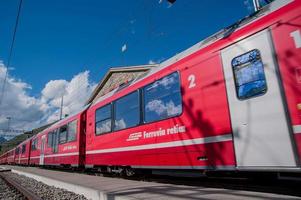 bernina suíça julho de 2015 hospício estação ferroviária trem vermelho bernina foto