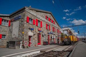 bernina suíça 2015 hospício estação ferroviária trem vermelho bernina foto