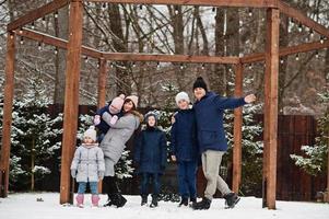 grande família jovem com quatro filhos em dia de inverno. foto