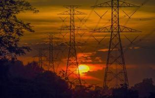 eletrodos, energia e idéias de conservação de energia. durante o pôr do sol foto