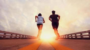 dois corredores correram para fora. e correr em estradas de jogging. o conceito de criar boa saúde foto