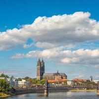 centro histórico de magdeburg, cidade velha, rio elba, antiga passarela e magnífica catedral no início do outono com céu azul e nuvens, magdeburg, alemanha. foto
