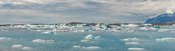 vista panorâmica da lagoa glaciar jokulsarlon com icebergs e língua glaciar vatnajokull, islândia, verão foto