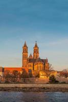 vista sobre o centro histórico de magdeburg, cidade velha, rio elba e magnífica catedral nas primeiras horas da manhã com iluminação quente, magdeburg, alemanha. foto