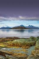 capa com as mágicas florestas subpolares de magalhães austrais e lagoas turquesas no parque nacional tierra del fuego, canal beagle, patagônia, argentina, início do outono. foto