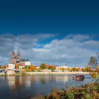 página de rosto com centro histórico de magdeburg, rio elba, parque da cidade e a antiga catedral medieval em cores de primavera no céu azul nublado e dia ensolarado, magdeburg, alemanha. foto