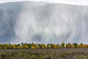 tempestade de neve descendo dos grandes tetons foto