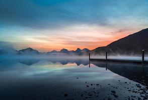 nascer do sol no lago mcdonald em montana foto