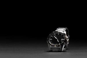 relógio de luxo com fundo preto. assista em um fundo preto isolado. cinto de couro. disco de 40mm. relógio feminino, masculino foto