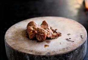 delicioso grelhado de carne bovina e suína com a festa foto