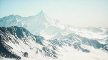 vista panorâmica da montanha de picos cobertos de neve e geleiras foto