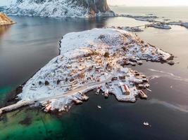 vista aérea do arquipélago com vila de pescadores na montanha cercada na temporada de inverno foto