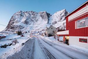 casa vermelha com montanha de neve na aldeia escandinava foto