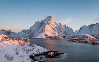 nascer do sol na montanha nevada de olstind no inverno em reine foto