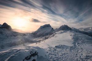 nascer do sol sobre montanhas nevadas no pico de segla na ilha de senja foto
