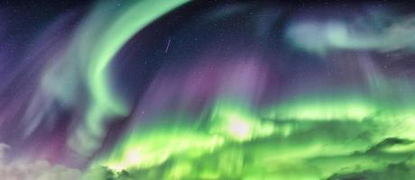 aurora boreal, aurora boreal brilhando com estrelas na noite foto
