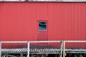 porta metálica e parede de armazém no litoral na vila de pescadores foto