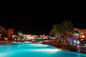 piscina de um resort caribenho tropical de luxo à noite foto